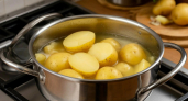 Бросьте кусочек в кастрюлю с водой: картошка выйдет в миллиард раз вкуснее