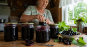 Когда созревает смородина, закатываю пару банок на зиму — вкуснее малины и крыжовника, аромат до одури
