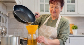 Масло из сковороды теперь отправляю не в трубу, а в банку: сноха рассказала о «восковой свечке» в сливе