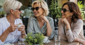 Почему иная 65-летняя женщина выглядит моложе 40-летней: думала, здоровье, а нашла 3 тотальных привычки у подруг 50+
