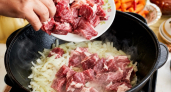 Что жарить первым — лук или мясо: запомните раз и на всю жизнь простое правило вкусного плова