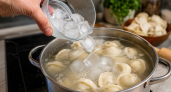 Не в холодную воду, не в кипяток, а со льдом: только так получаются вкуснейшие пельмени — и тесто не ползет