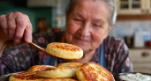 Мука с манкой лишние: этот продукт делает сырники нежнейшими — как со сковороды бабушки