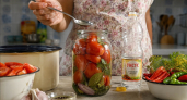 С ложкой уксуса зависаю над банкой с помидорами: кажется, лей на вкус, а вот и нет — лью по ГОСТу СССР на 1 л