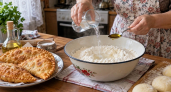 1 стакан с ложкой масла — и чебуречное тесто как в лучших студенческих кафешках: хрустит и пузырится