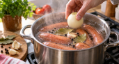 Сосиски будут вкуснее в разы: простые добавки при варке — будто не кастрюля, а вертел хотдожной из 90-х