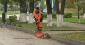 В Киселевске дорожники готовятся к зиме: улицы очищают от опавшей листвы