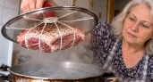 При снохе привязала мясо к крышке кастрюли — на ужин вышло нежнее жареного, теперь благодарит и сыну так готовит 