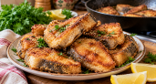 Дешевую речную рыбу нарезаю кусками и мариную в лимонном соке 10 минут: пошаговый рецепт для хрустящей корочки