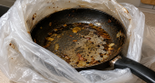Сковородку больше не оттираю часами: прячу в обычный пакет — и застарелый нагар становится податливым