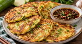 Вместо обычных блинов — кабачковые Хобакчон: корейская закуска с соусом улетает со стола за 10 минут 