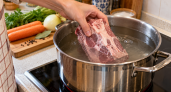 В какую воду класть мясо для бульона в холодную или кипящую: всё зависит от того, что хотите получить