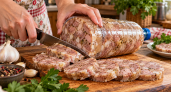 Беру самую дешёвую свинину и пихаю в бутылку: утром режу как колбасу — ни желатина, ни химии, а держит форму