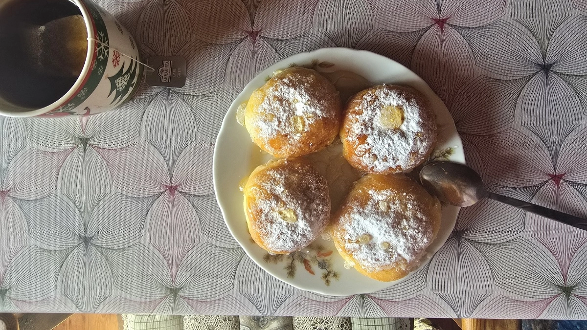 Сырники теперь пеку, а не жарю: у плиты стоять не нужно: получаются пышнее, сочнее  — без капли масла