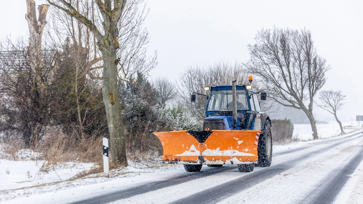 Верховный суд разрешил давний спор: можно ли обгонять трактор или экскаватор через сплошную линию