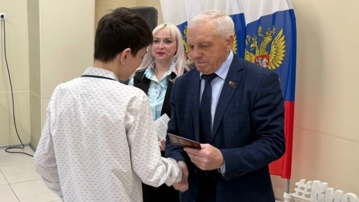 В Киселевске школьникам торжественно выдали первые паспорта
