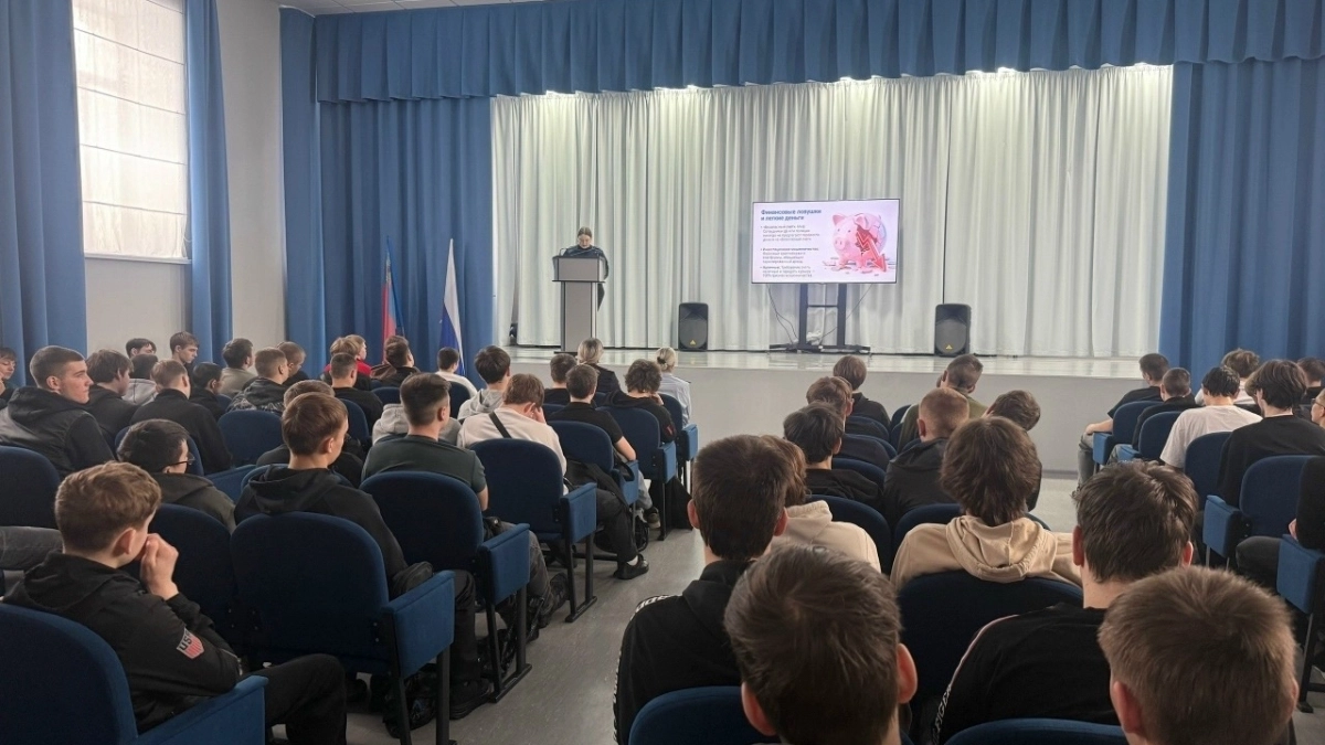 В Киселевске полицейские предупредили студентов о схемах мошенников и штрафах за езду без прав