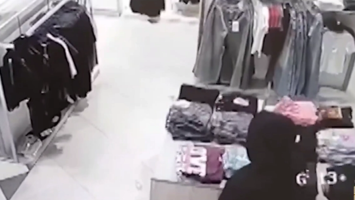 Кемеровский похититель вынес из магазинов 33 футболки и 13 шоколадок