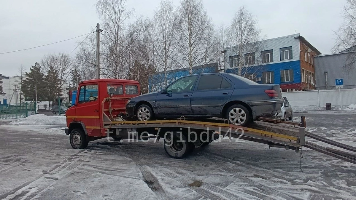 В Кузбассе бесправник приехал в ГАИ за рулём и лишился машины