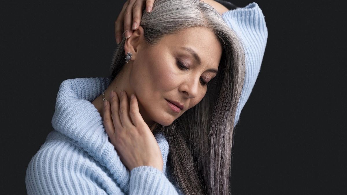 Что делать, когда седина старит, а часто красить волосы уже надоело: 3 оттенка, которые омолодят без постоянных подкрашиваний