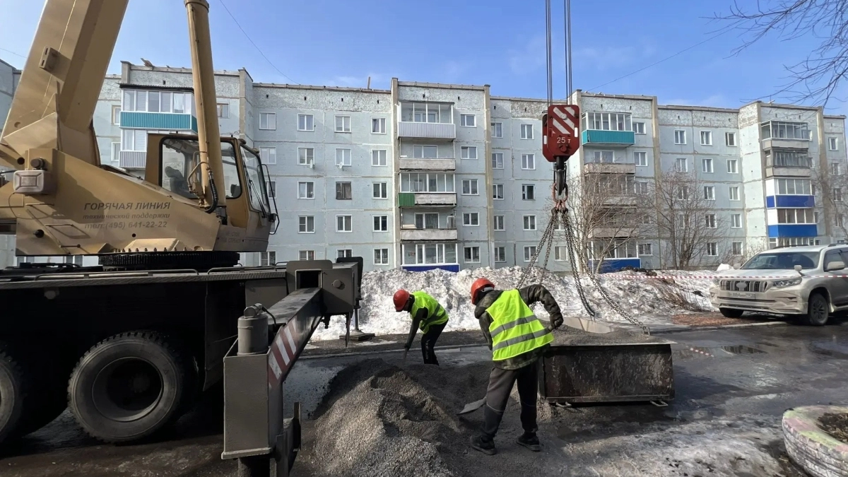 В Киселевске на Пионерской строители разбирают старую кровлю пятиэтажки