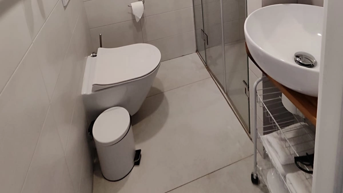 Копеечную пасту мазнула по бокам — и унитаз заблестел ярче снега: простая смесь творит чудеса