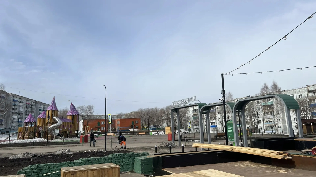 Глава Киселевска пообещал наказать хулиганов за разрушения в парке «Весенний»