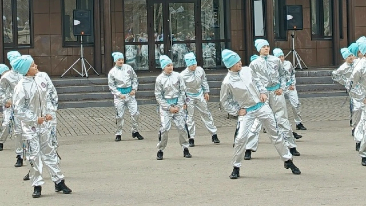 Жители Киселевска ярким праздником у Киноконцертного зала отметили День космонавтики