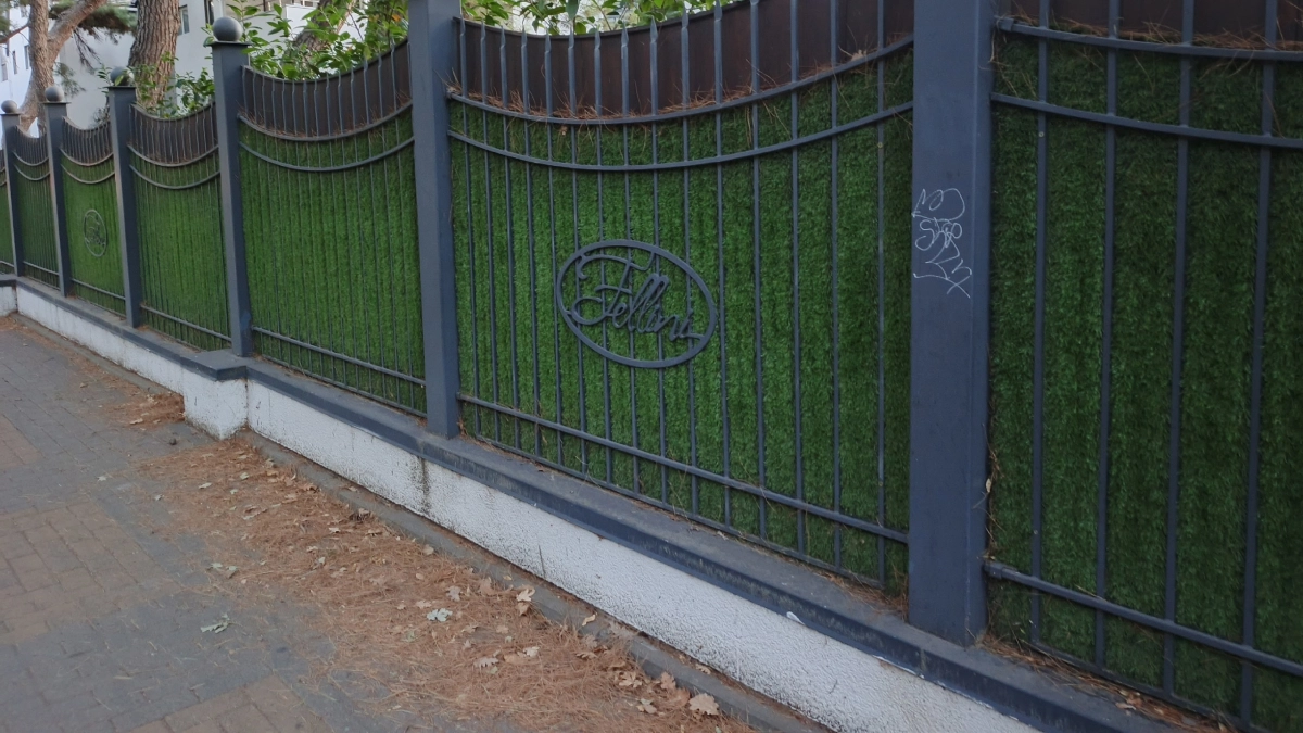 Деревянные и металлические заборы – прошлый век. Давно найден более красивый и удобный вариант