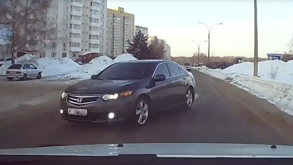 В Кемерове «Мобильный патруль» помог наказать лихача на тонированной «Хонде»