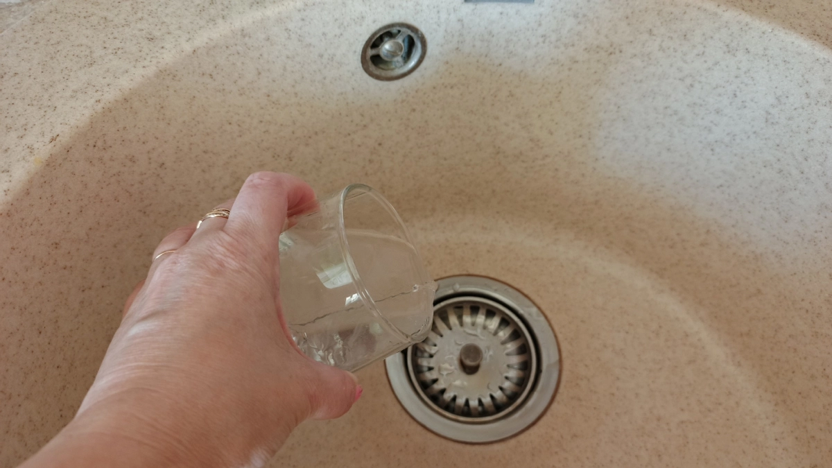 3 ложки на 1 литр: как хорошие и мудрые хозяйки легко устраняют засор в раковине - совет от знакомого сантехника