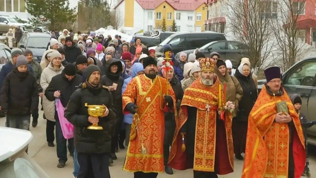 В Киселевске верующие прошли крестным ходом на Пасху