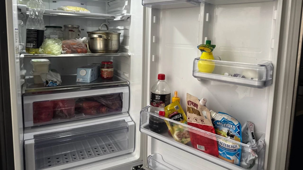 Большинство использует ящик для овощей в холодильнике неверно: узнала как делать это правильно