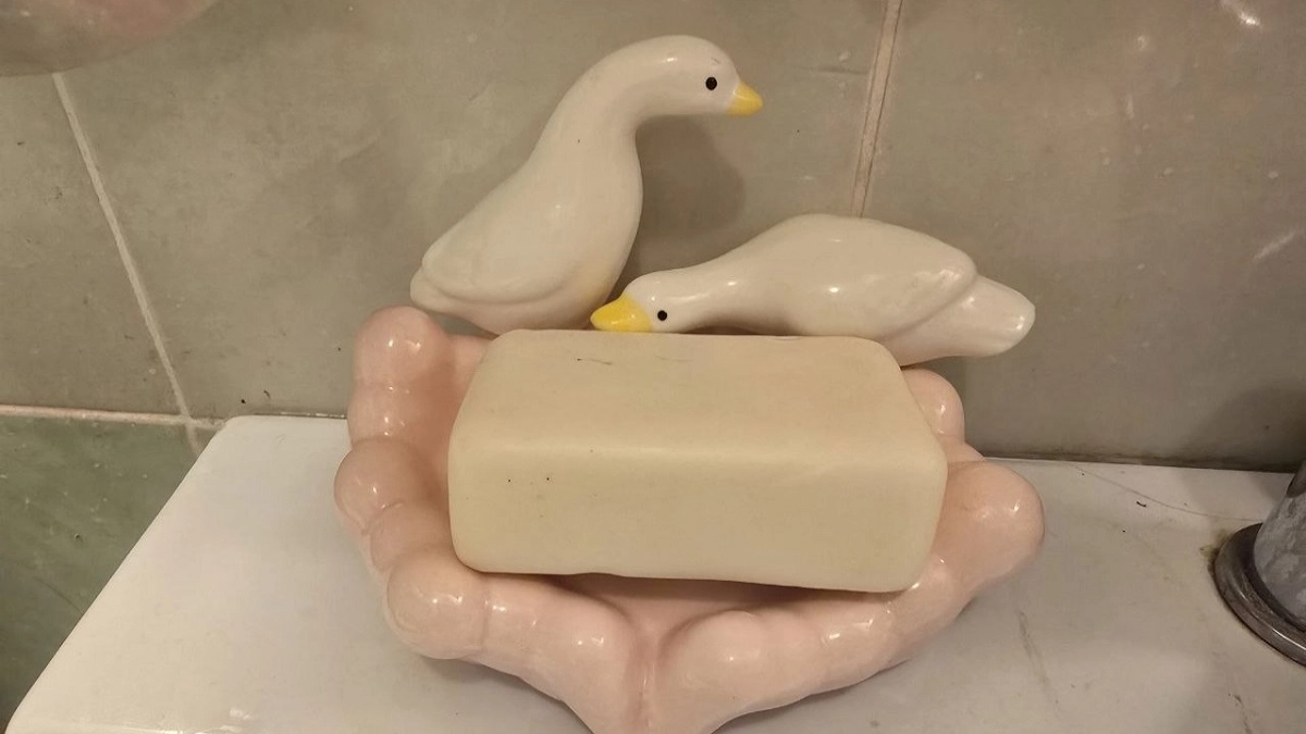 Почему нельзя умываться и мыть голову хозяйственным мылом: для чего оно нужно на самом деле - запомните раз и навсегда