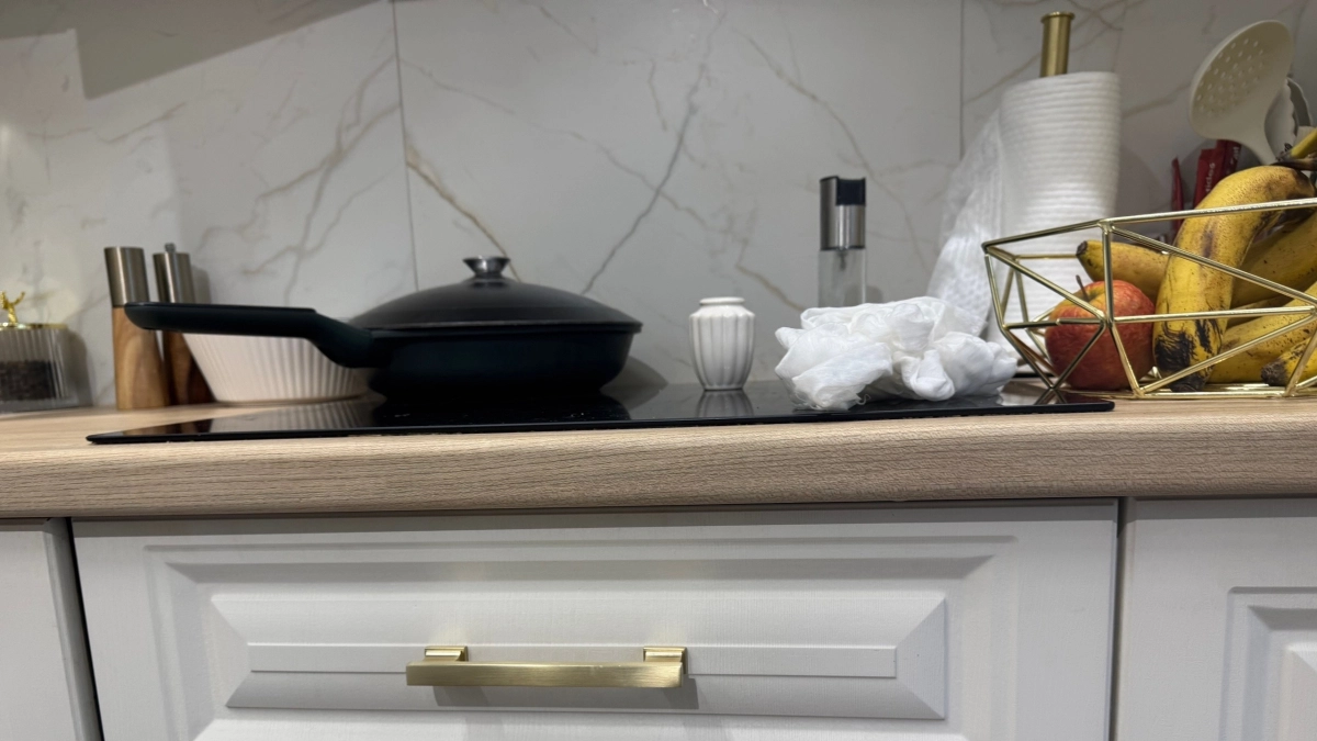 Лишь 5 минут - и плиту хоть на выставку вези: возвращаем белизну без химозы и дорогих средств