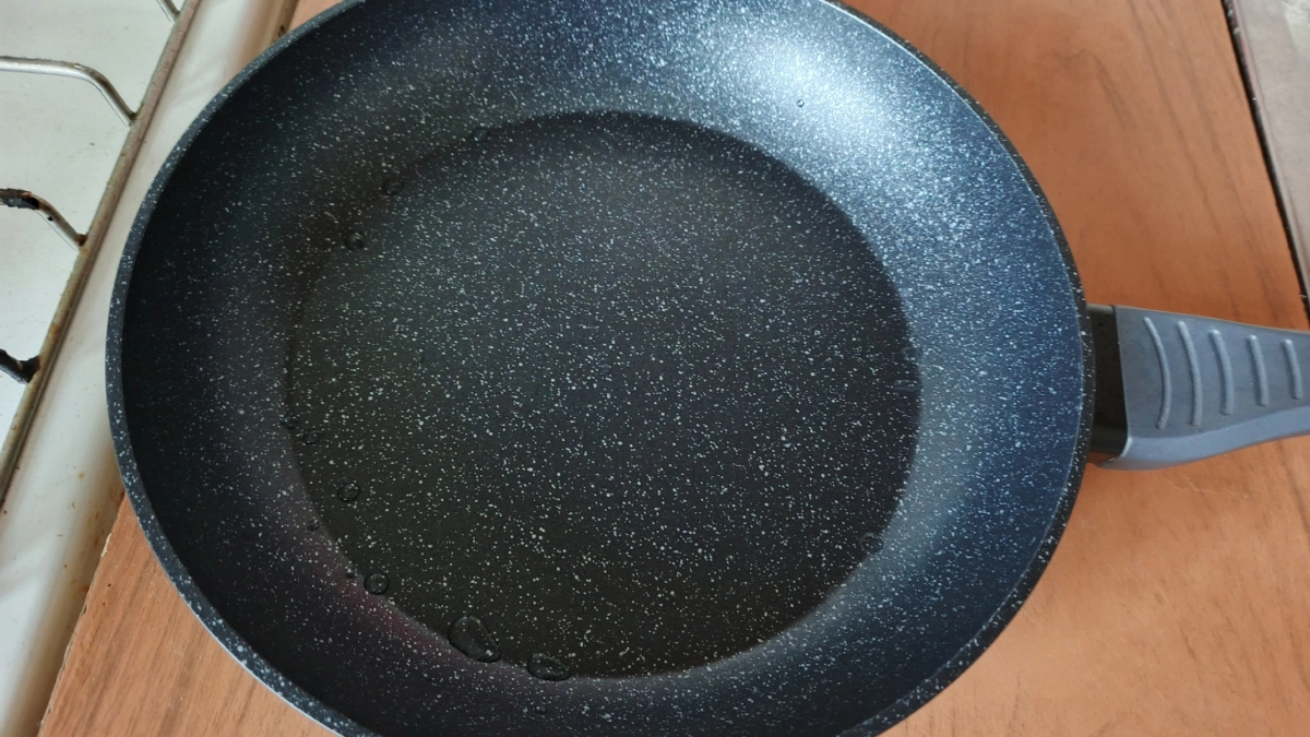 1 стакан на 5 литров воды — и сковородка чище новой: от липкого жира и нагара не осталось и следа — сияет как на праздник