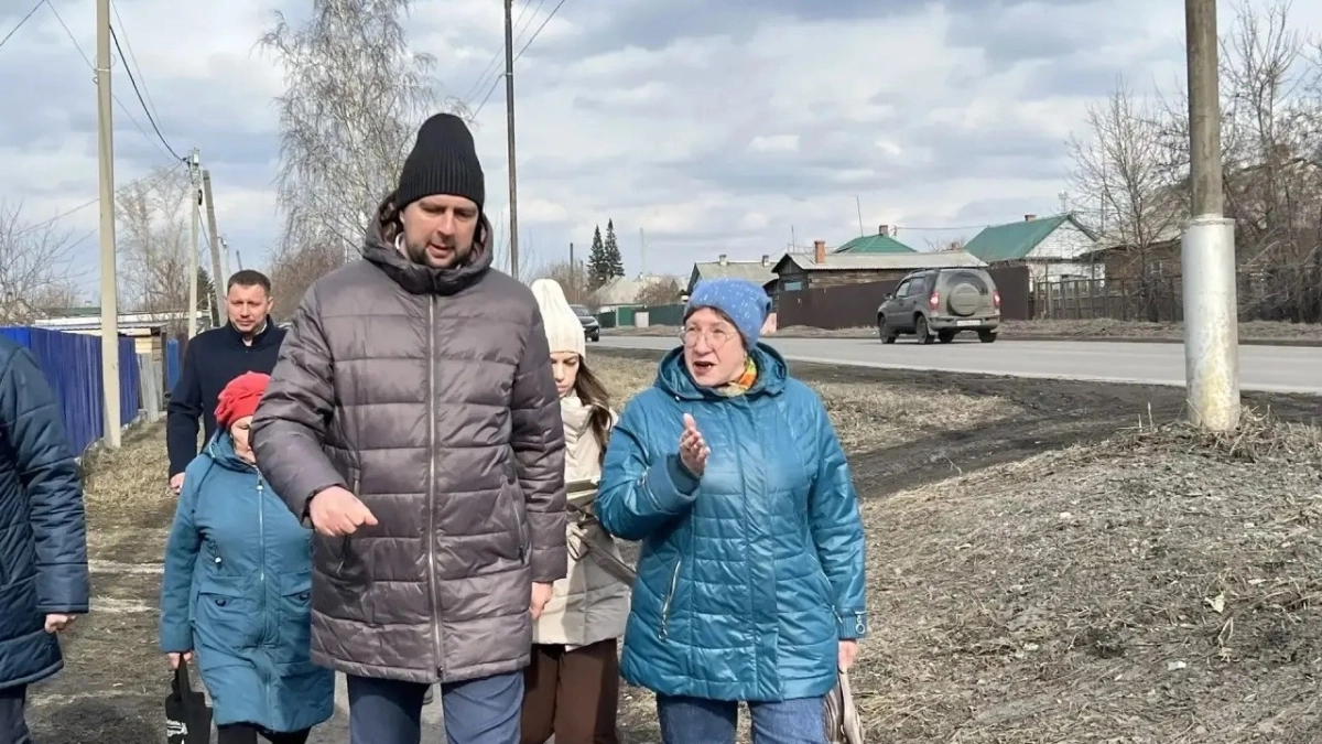 Глава Киселевского городского округа проверил уборку центральной улицы в Афонино