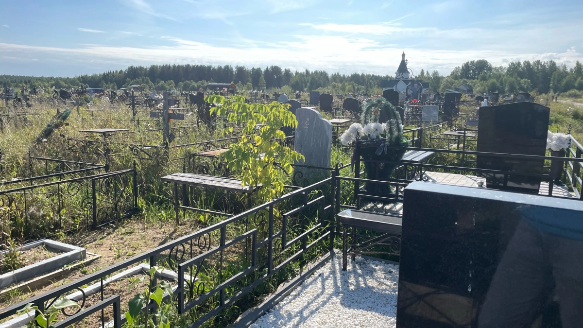 В Киселевске приводят в порядок кладбища перед Радоницей