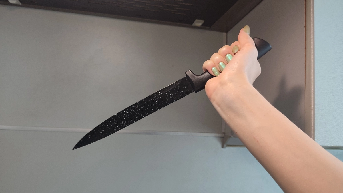 В Кузбассе женщина бросила нож в своего сожителя во время ссоры