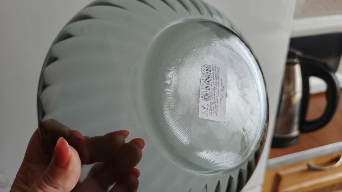 Наклейки с новой посуды больше не отдираю: всего 1 капля — и отлетают сами, а ногти целые и крепкие