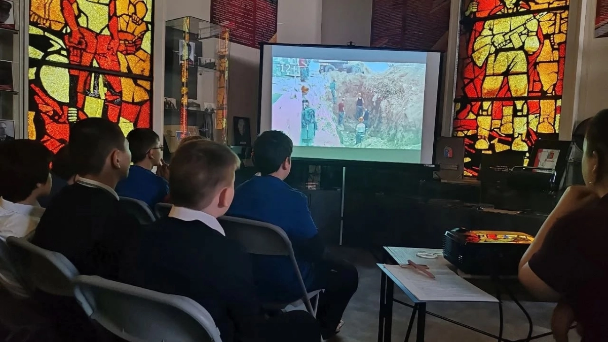 В Киселёвске школьники почтили память жертв нацистского геноцида