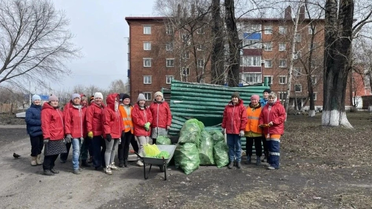 Более 1800 жителей Киселевска вышли на субботник и очистили улицы от мусора