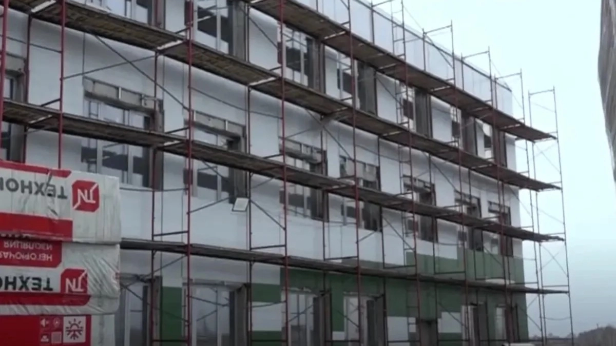 В Киселевске продолжается строительство новой поликлиники в микрорайоне Красный Камень