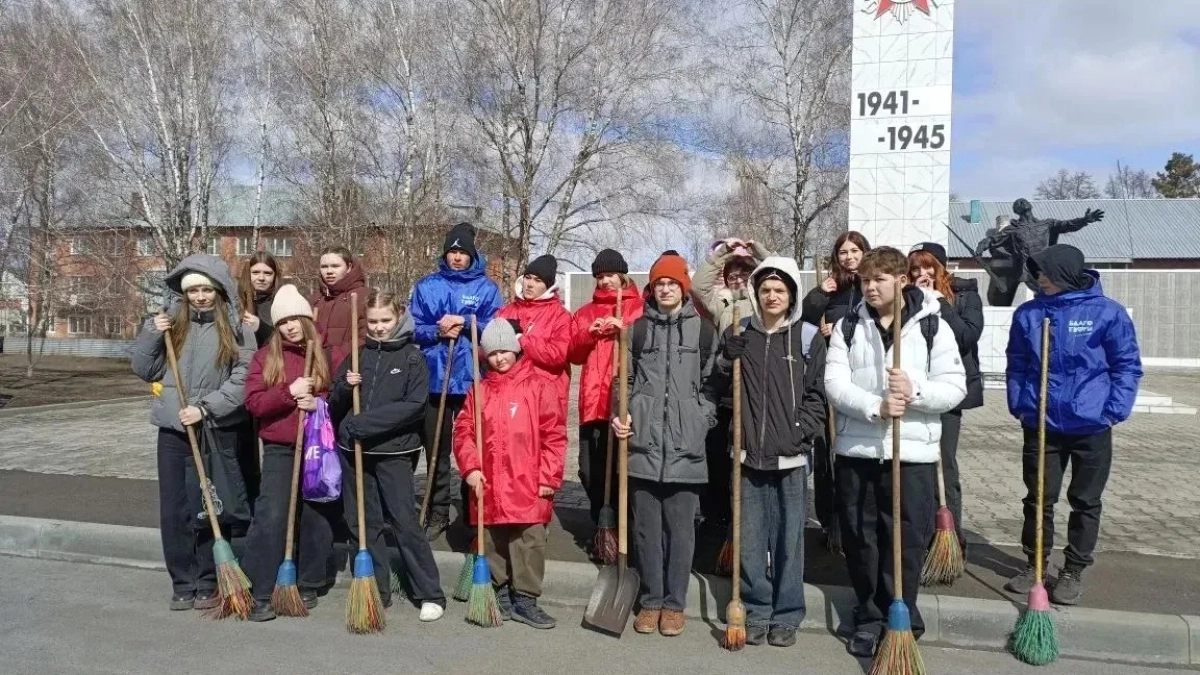 Жители Кузбасса вышли наводить чистоту у мемориалов в честь Международного дня памятников