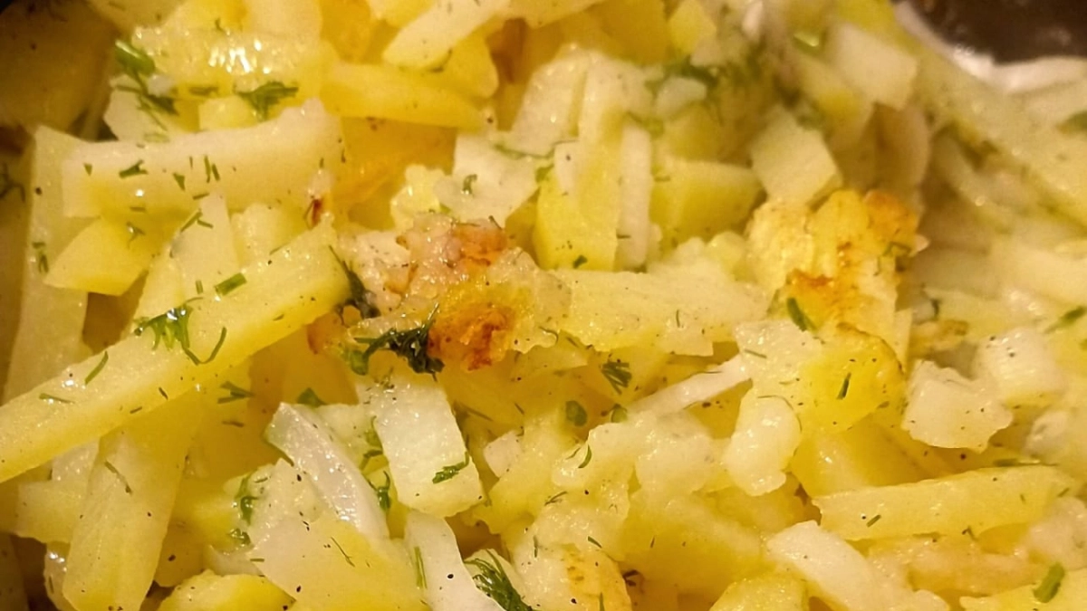 1 ложку в картошку перед жаркой: получается на выходе та самая золотистая корочка