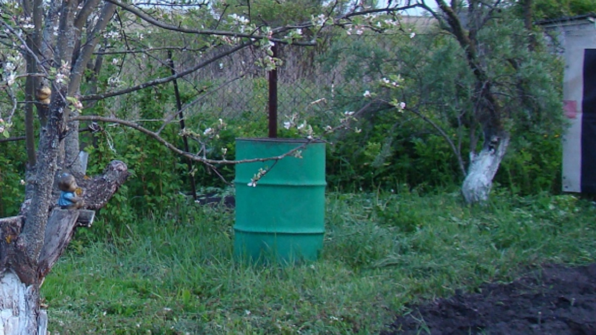 От вертикальной грядки до летнего душа: интересные идеи использования старой железной бочки на дачном участке