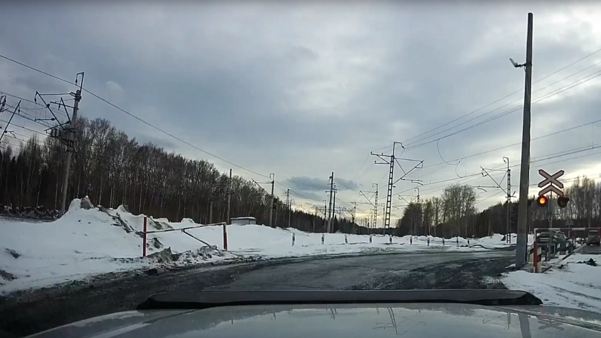 В Кузбассе «Мобильный патруль» помог наказать водителя, проскочившего переезд на красный