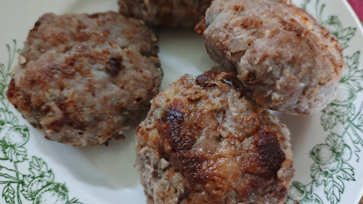 Никогда раньше не ела настолько вкусные и нежные котлеты. Научилась у повара из старой советской столовой, рецепт без всякой жарки