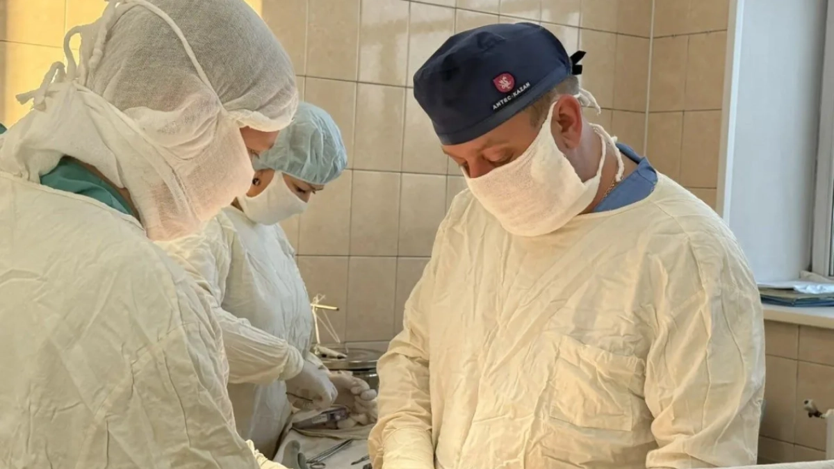 В Кузбассе хирурги избавили подростка от хронических вывихов плеча по взрослой методике