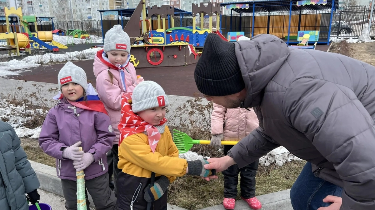 В Киселевске детсадовцы взяли в руки лопаты и присоединились к весенней акции «Первых» 